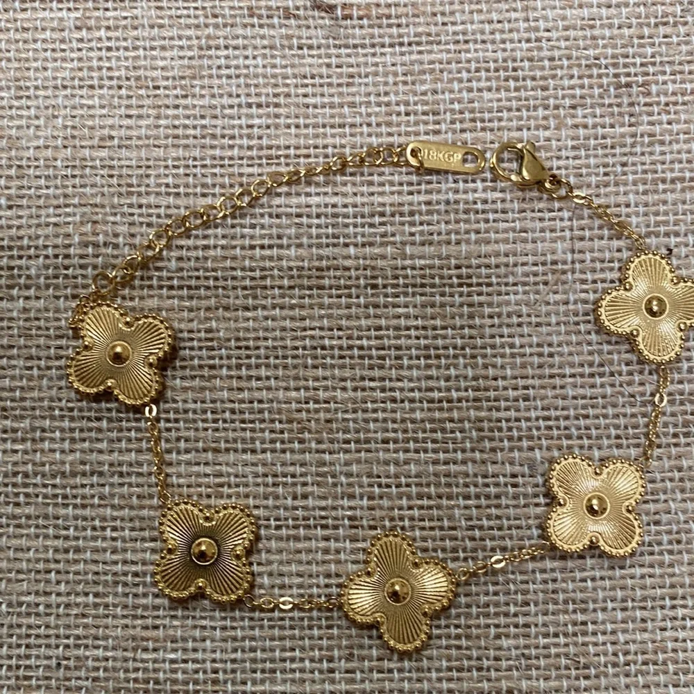 Clover Earrings and Bracelet Set. - Picture 3 of 4